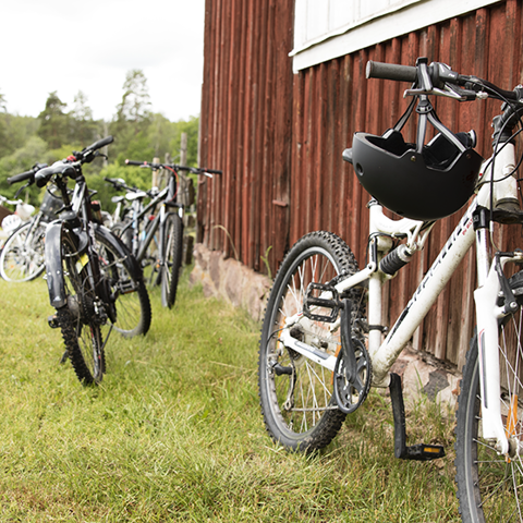 Cyklar mot fasad.