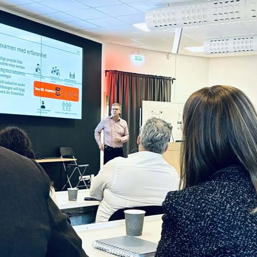 Man håller i informationsmöte.