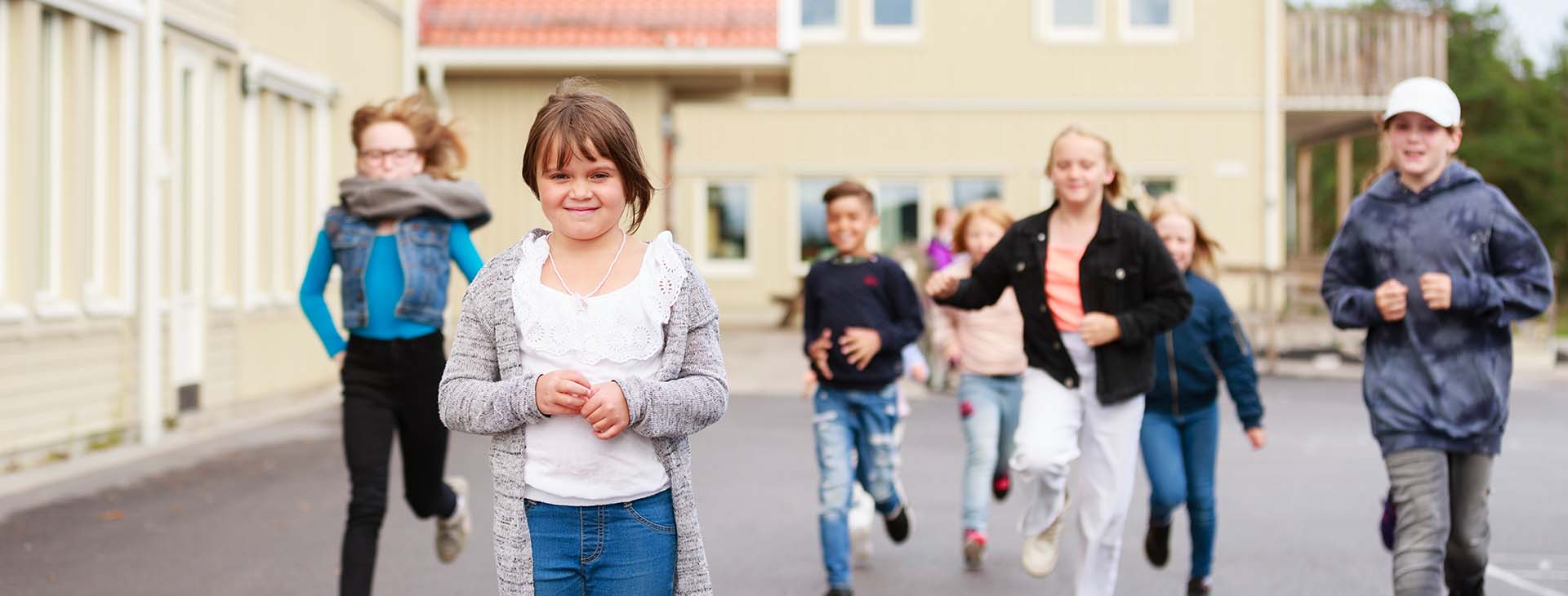 Barn som springer på en skolgård