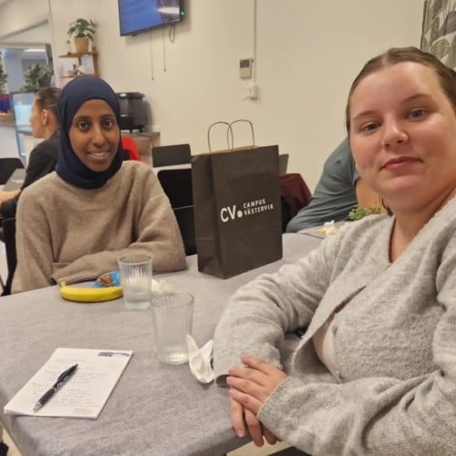 Två studenter sitter vid ett bord på Campus Västervik.