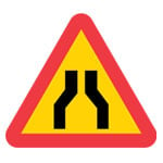 Varning för avsmalnande väg, på båda sidor.