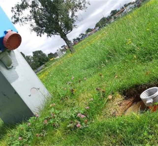 Gräsmatta med rör.