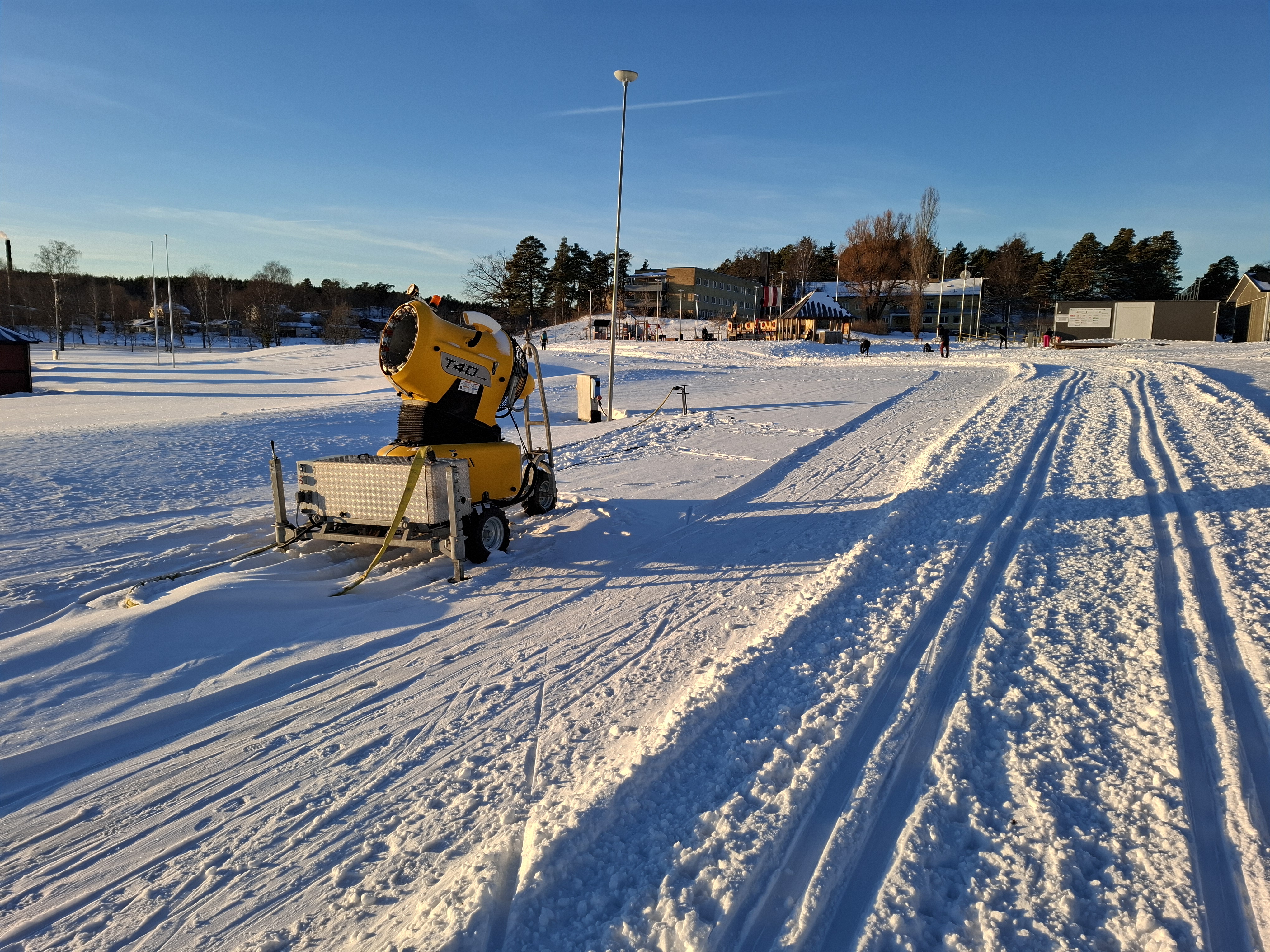 Snökanon på fält.