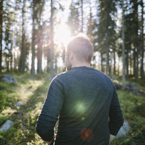 Människa som går i skogen. 