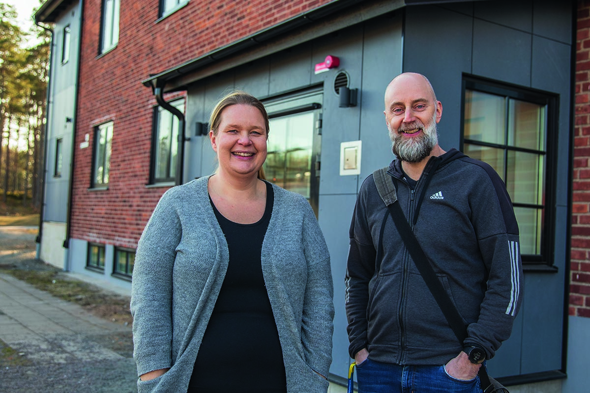 Johan och Karolina utanför boendet.