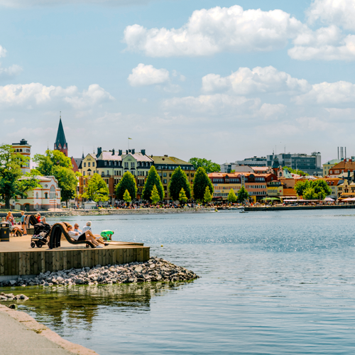 Sommarbild över centrala Västervik med Myntbryggan i fokus.