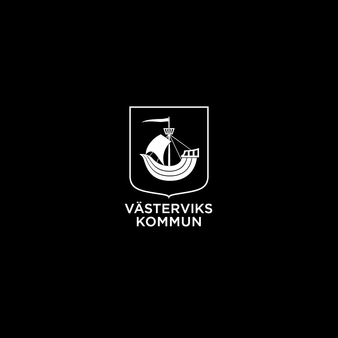 Vit logotyp för Västerviks kommun mot svart bakgrund.