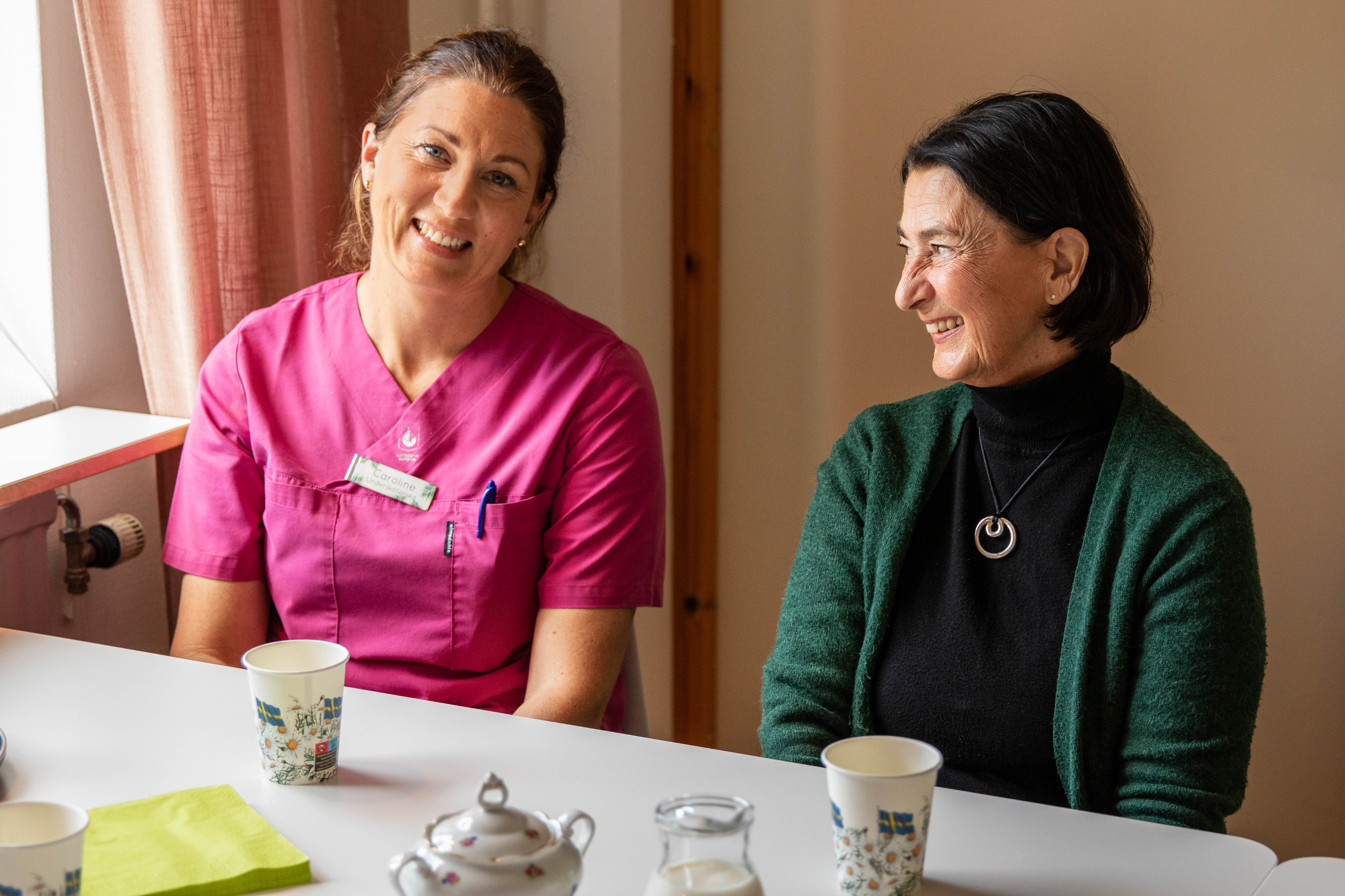 Medarbetaren Caroline Jeansson sitter och fikar tillsammans med enhetschefen Anette Ström.