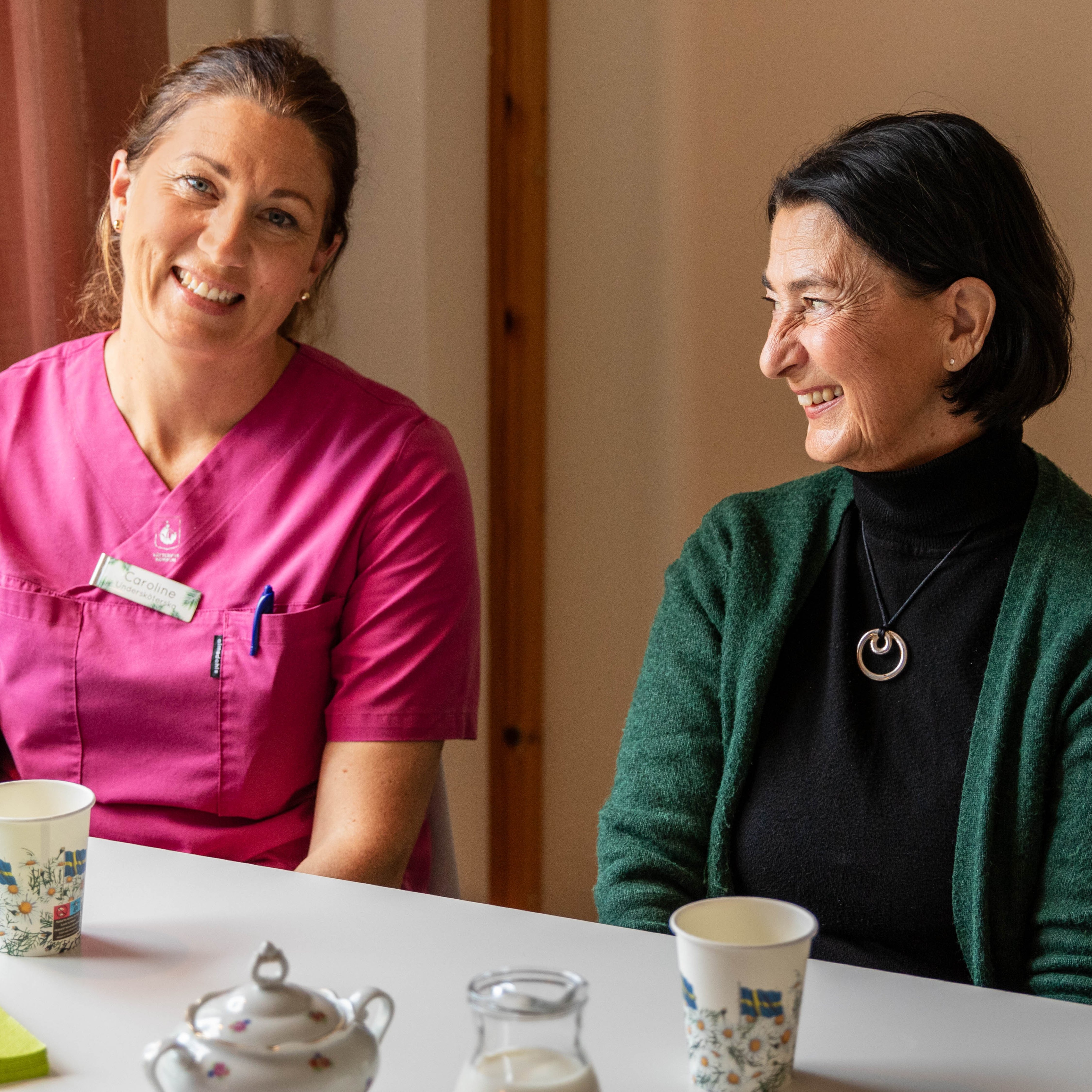 Medarbetaren Caroline Jeansson sitter och fikar tillsammans med enhetschefen Anette Ström.