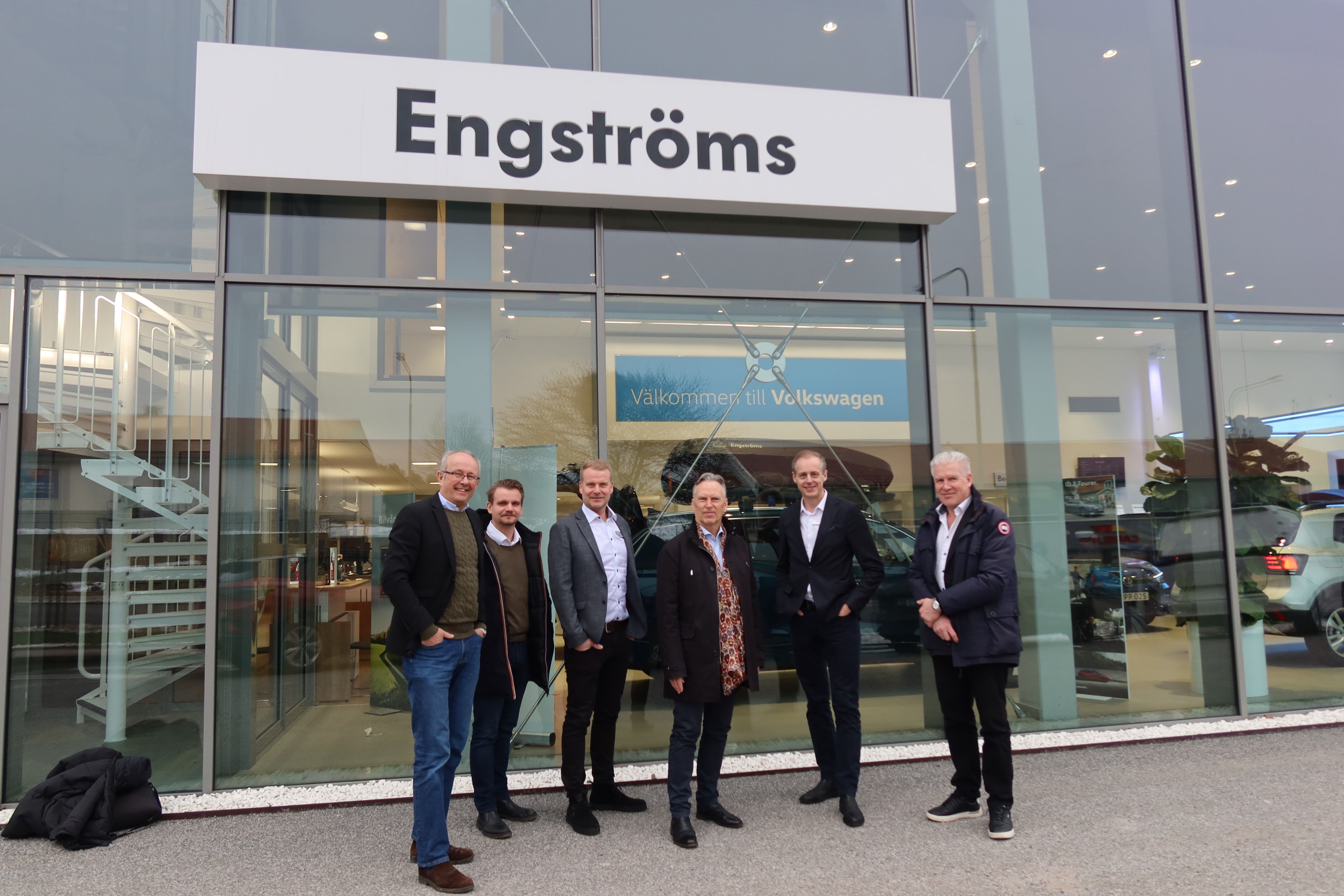 Personer som poserar framför Egnströms Bil