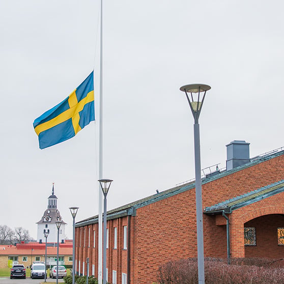 svensk flagga på halv stång.