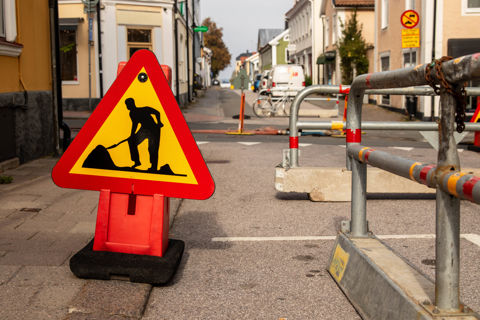 Skylt för vägavstängning på gatan i Västervik.