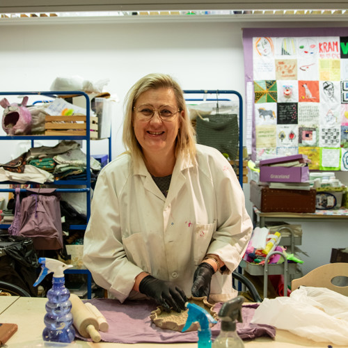 Kvinna som pysslar med lera.