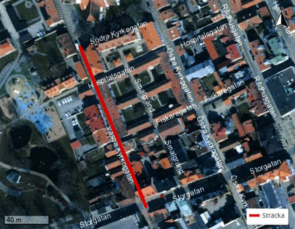 Västra kyrkogatan, mellan Södra kyrkogatan och Storgatan.