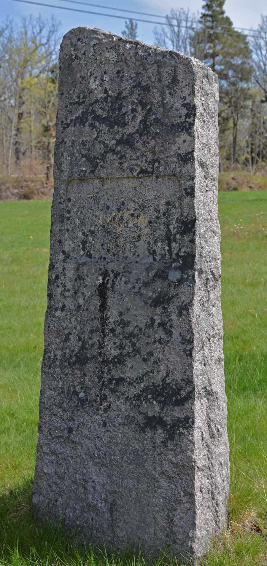 Minnessten med Gustav VI Adolfs namnteckning.