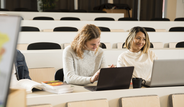 Studenter som sitter på lektion i en studio.