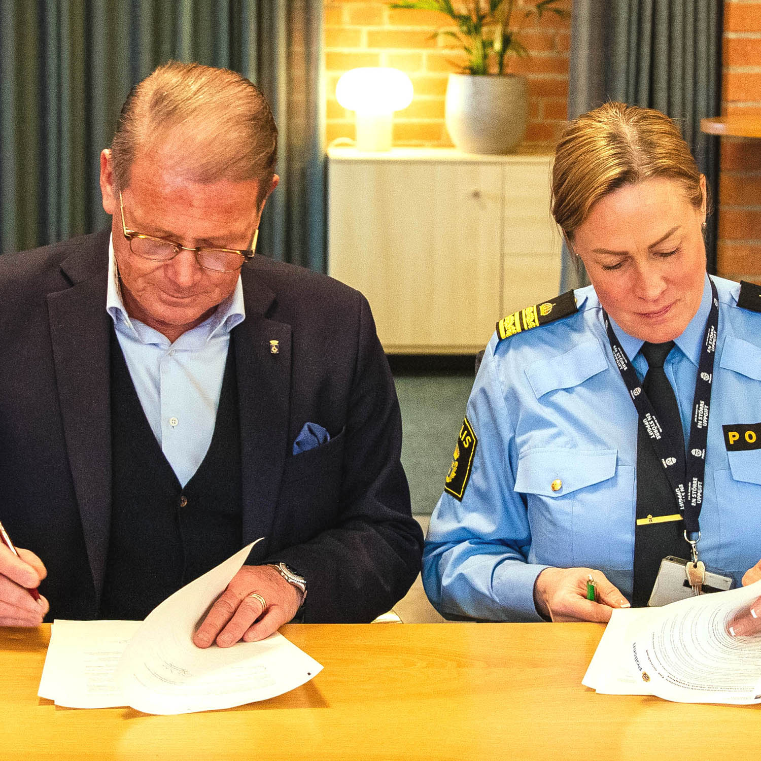 foto på Harald Hjalmarsson och Sofia Karlsson som signerar överenskommelse och medborgarlöfte