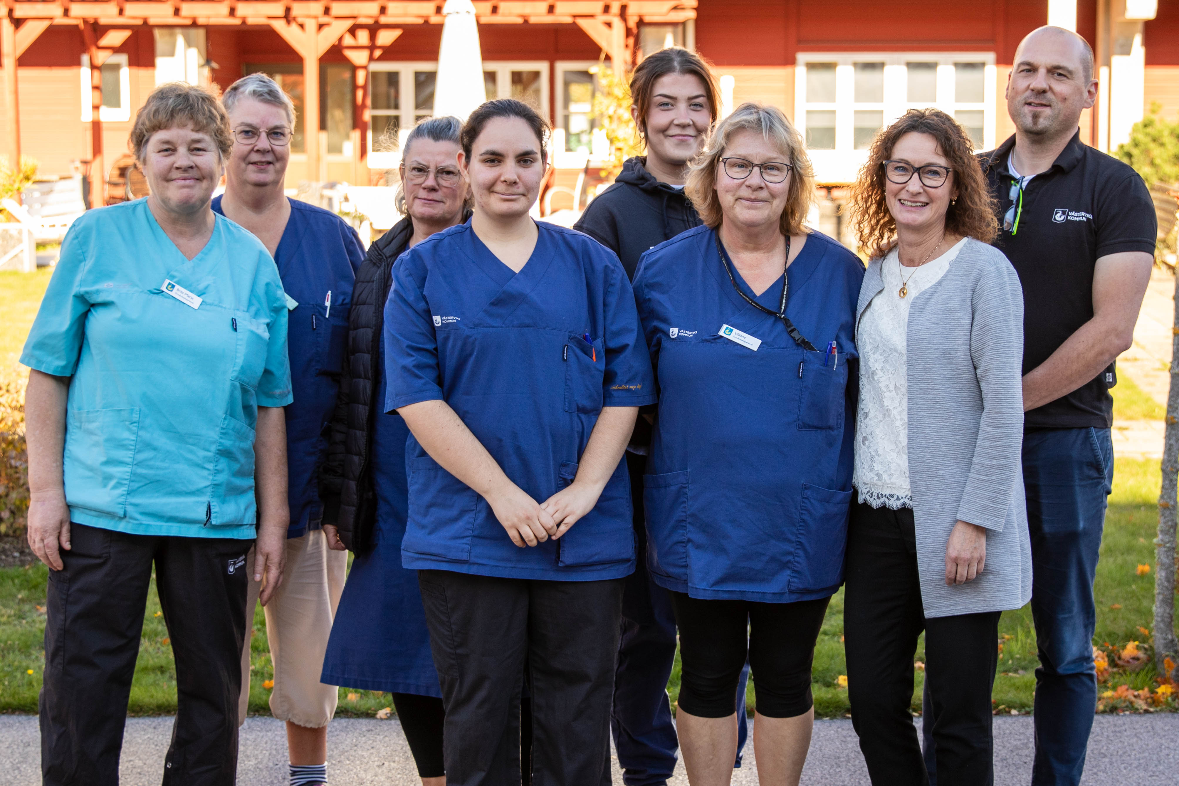 Medarbetarna på Rosavilla. På bilden syns Angelica Sköldsson, Åsa Johansson, Birgitta Eklöf, Britt-Marie Svensson, Iris Sejdini, Jan Borchert, Lilliane Wikgren och Susanne Malmersjö.