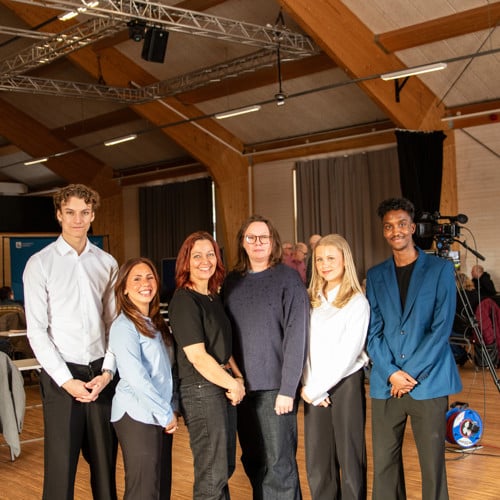 Gruppbild med UngAgenda UF och tjänstepersoner.