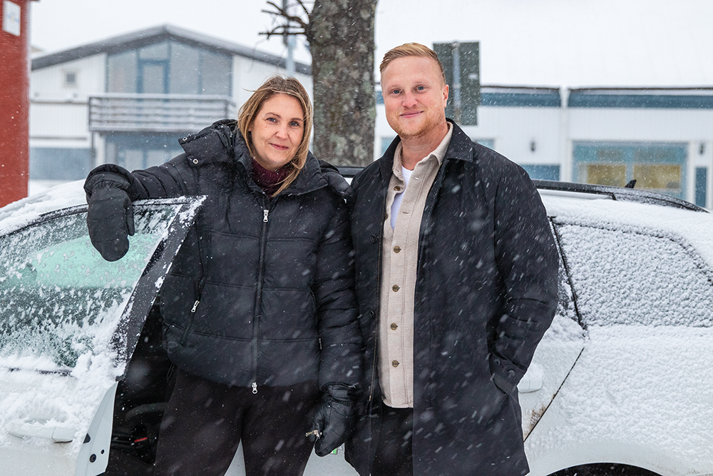 Sara och Marcus framför en jobbil.