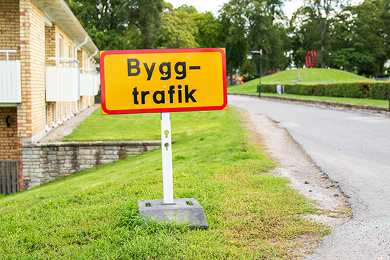 Skylt med texten "byggarbetsplats".