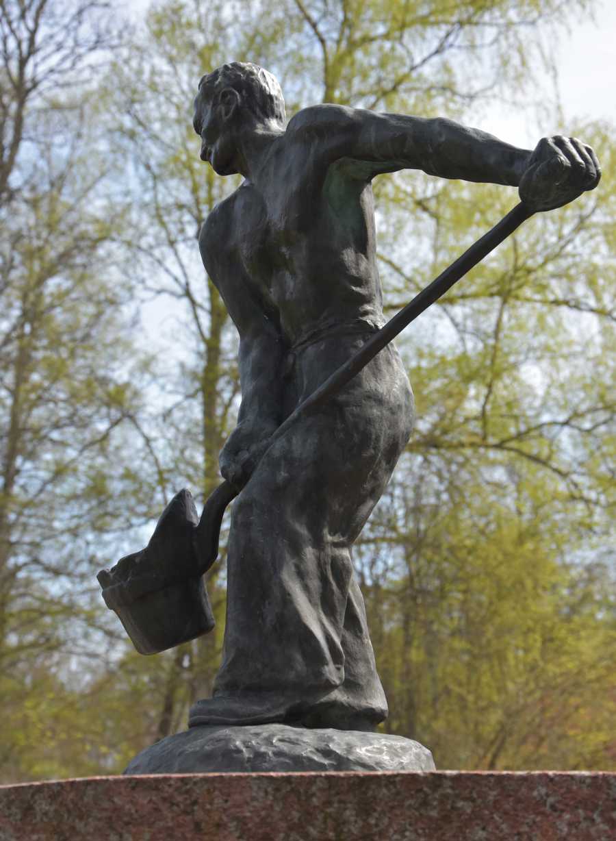 Staty föreställande en gjutare vid Ankarsrums bruk.