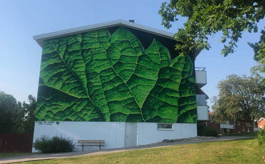 Väggmålning föreställande gröna löv i närbild.