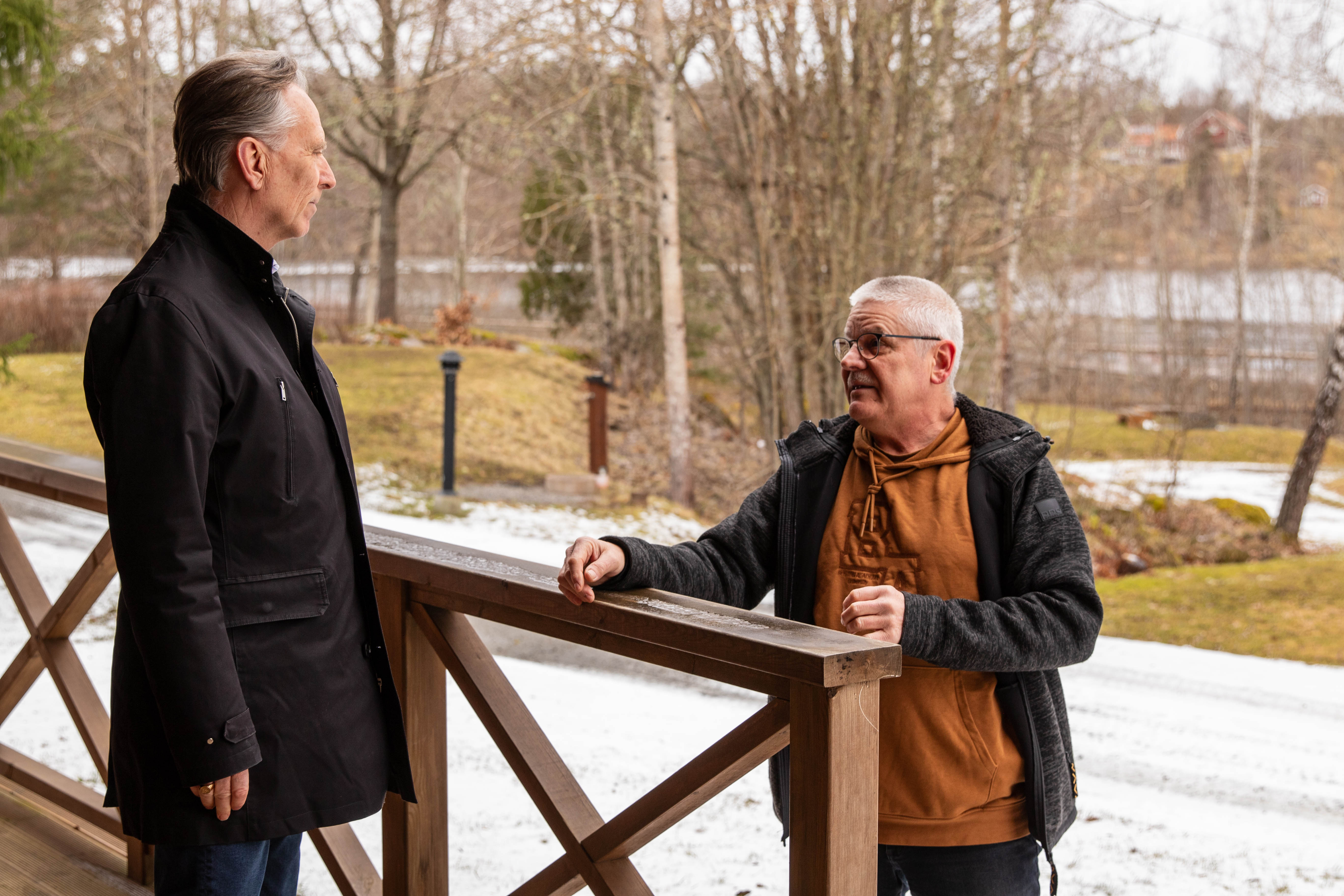 Campingägaren Roger pratar med Ulf Nilsson utanför ett av servicehusen.