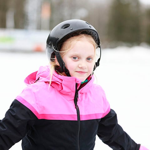 Flicka som åker skridskor.