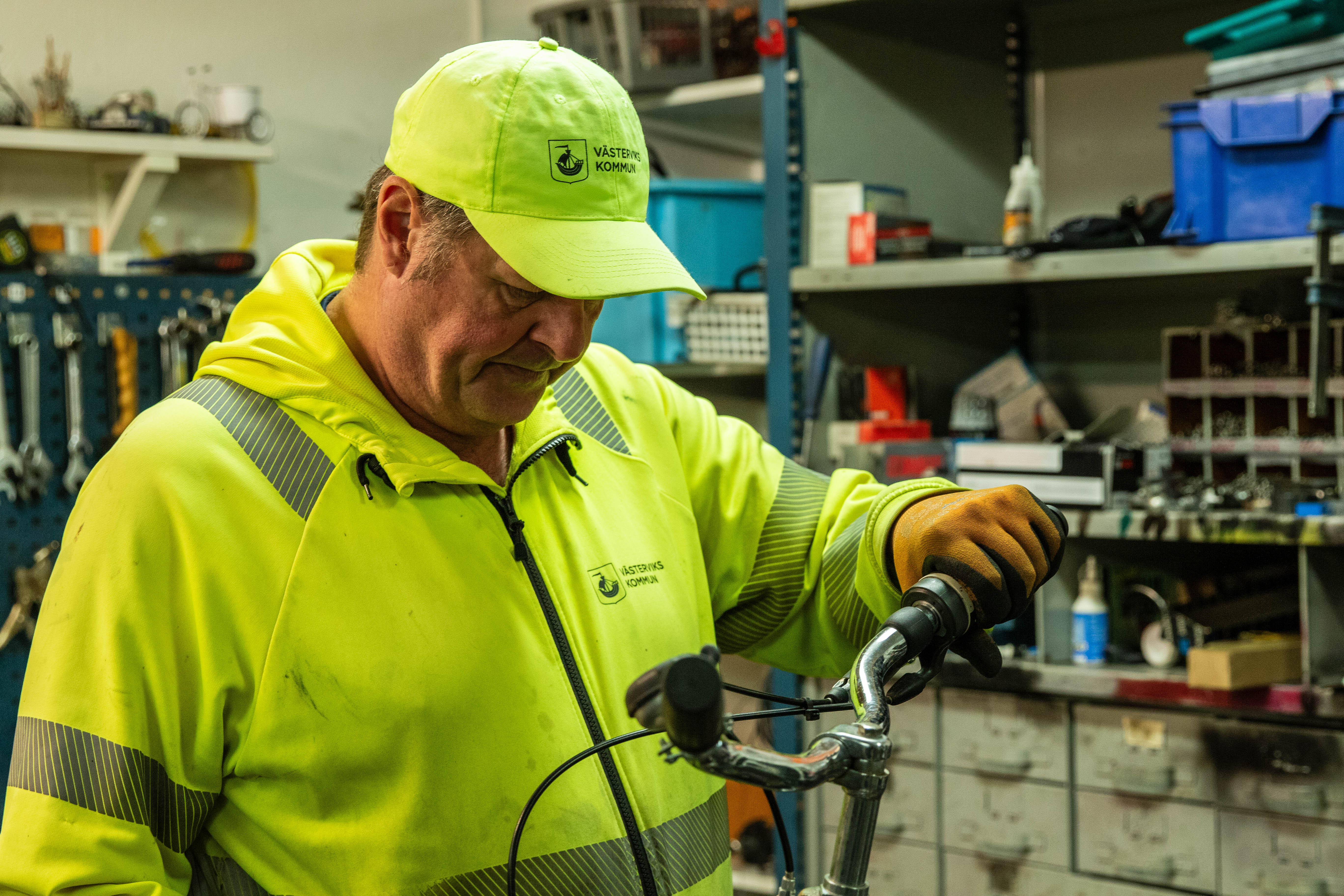 Cykelreparatören Mats Nilsson jobbar med cykel.