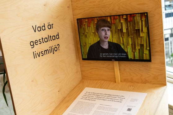 Utställningen "Vad är gestaltad livsmiljö" som finns på Stadsbiblioteket i Västervik.