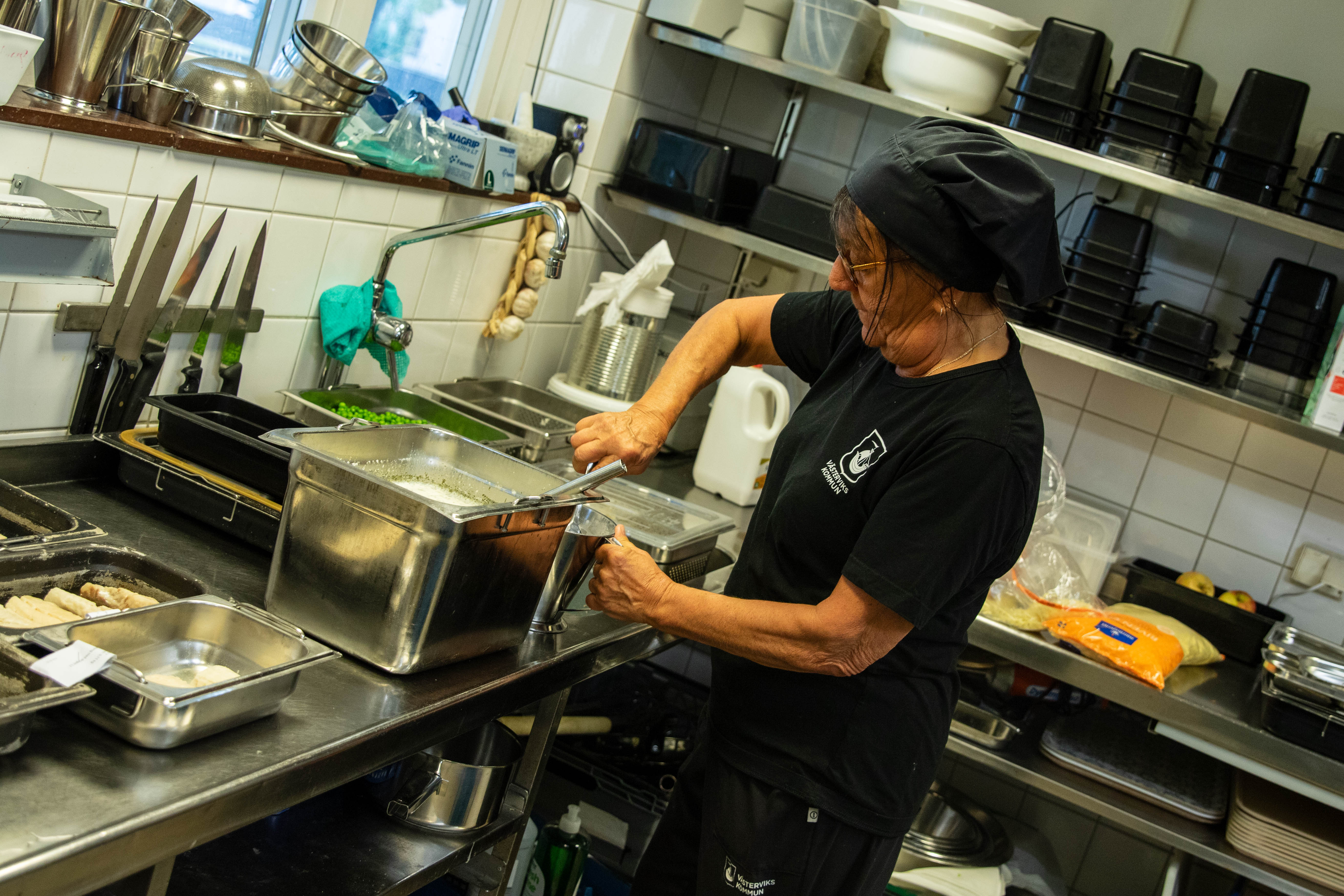 Kocken Susanne Ackrell lagar mat i restaurangköket på Rosavilla.