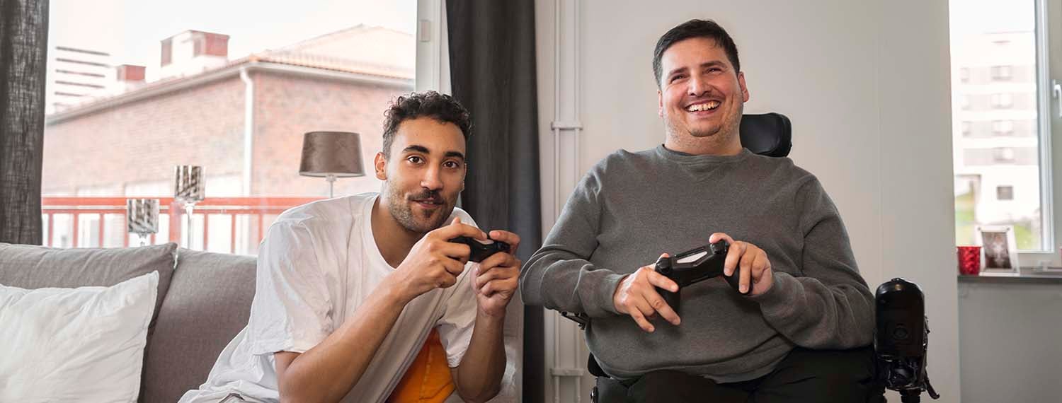 Två killar som spelar tevespel.