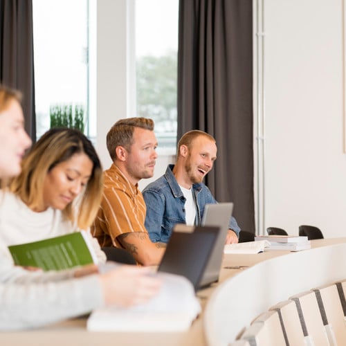 Personer skriver tenta.