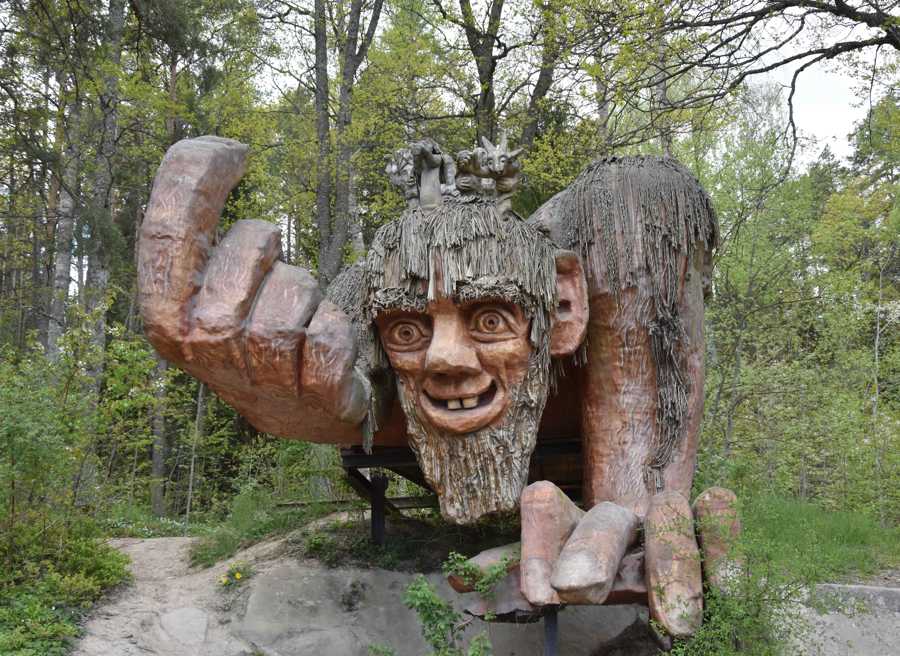 Skulptur föreställande ett stort troll.