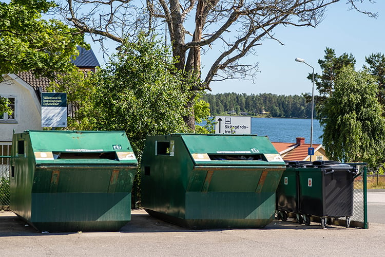 Två containrar för sopor. 