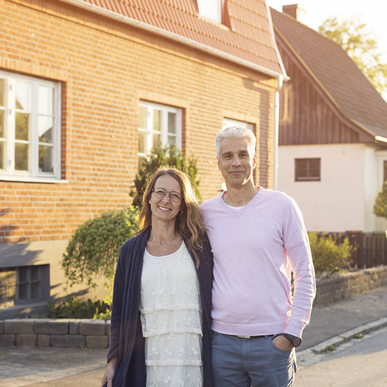 Ett par utanför ett hus