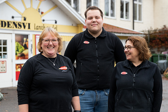 Malin, Rasmus och Susanne utanför butiken