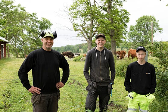 Fredrik, Elias och Sebastian i en hage