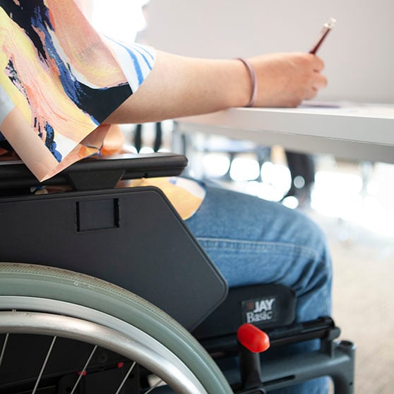 Person i rullstol röstar