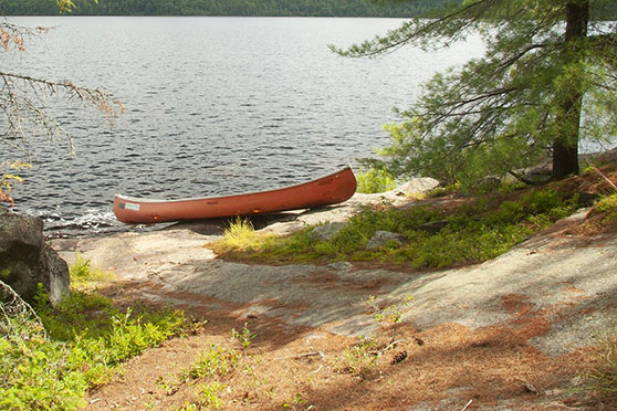 Kanot som ligger på klippa vid sjö