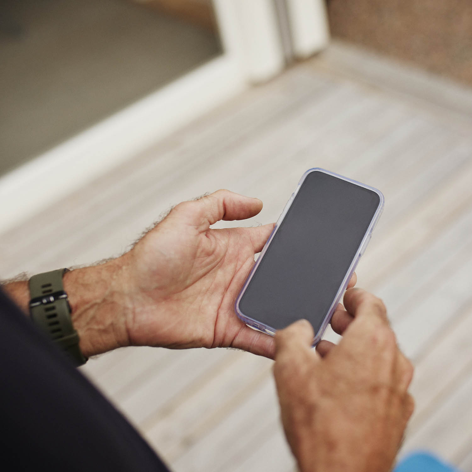 Bild på en mobiltelefon i en persons händer