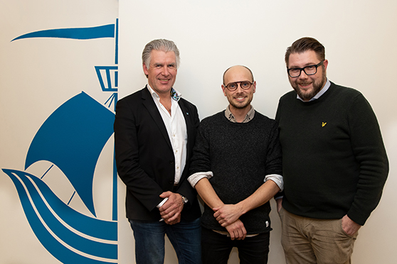 foto på Anders Björlin, Dan Hedegren och Dan Nilsson efter kontraktsskrivningen