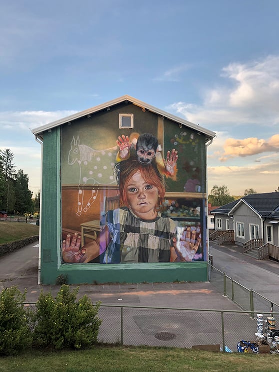 bild på Case Maclaims målning på Blackstad Skola