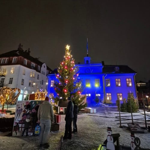 Rådhuset upplyst i färger på kvällen.