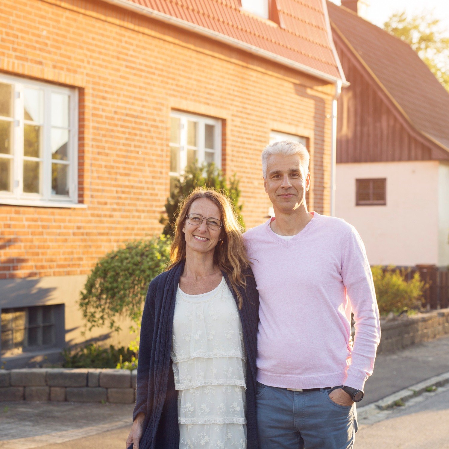 Par framför hus. 