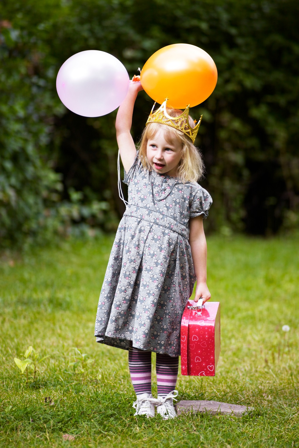 en bild på en flicka med ballonger och en väska