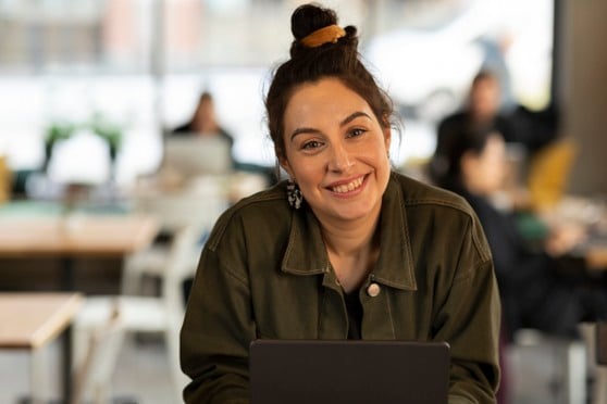 Kvinna sitter på ett café och jobbar