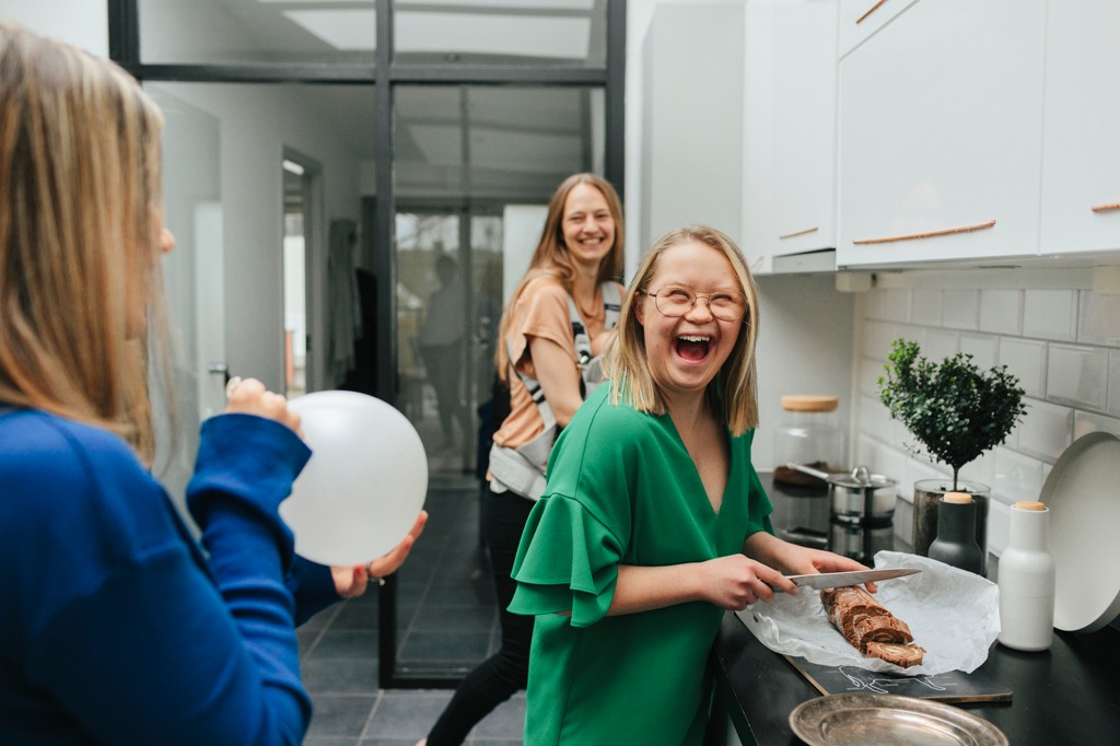 Tjejer förbereder fika i köket.