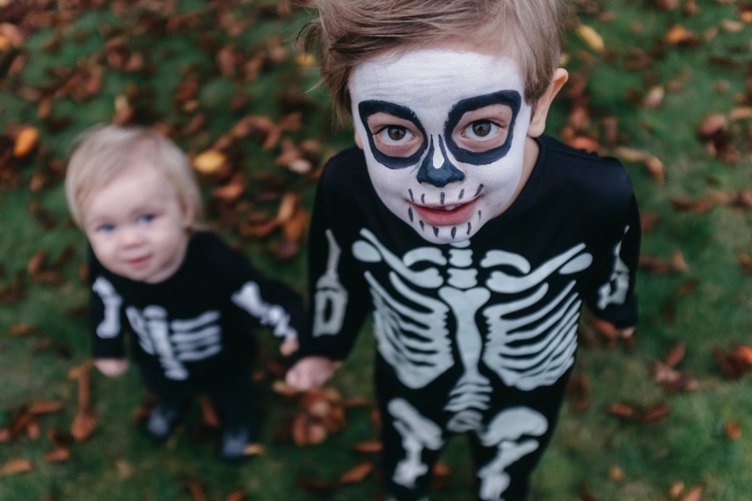 Barn utklädda på halloween. 